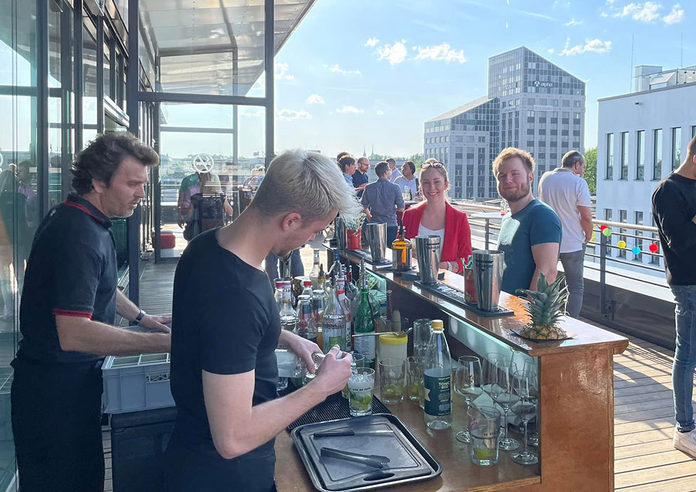 Mit Cocktails und leckerem Essen treffen wir uns regelmäßig beim GetTogether auf unserer Dachterrasse.