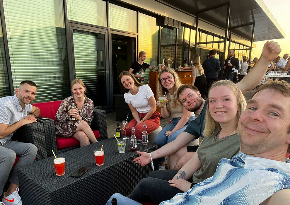 Gemeinsam lassen wir den Arbeitstag beim GetTogether auf der Dachterrasse ausklingen.