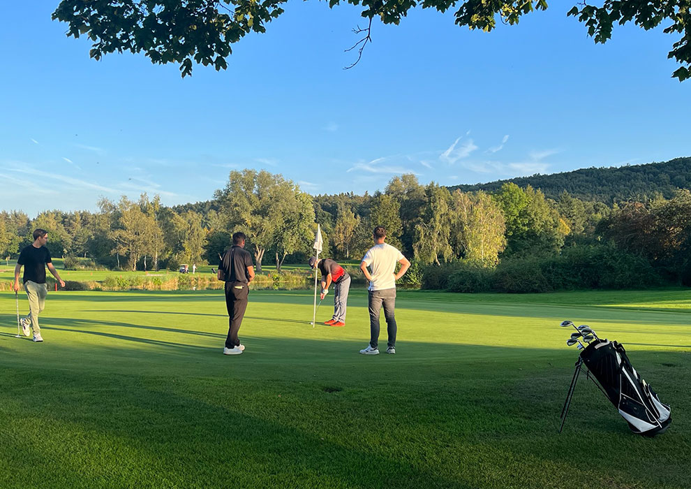 Das MID-Golfteam in Action beim jährlichen Golfturnier.