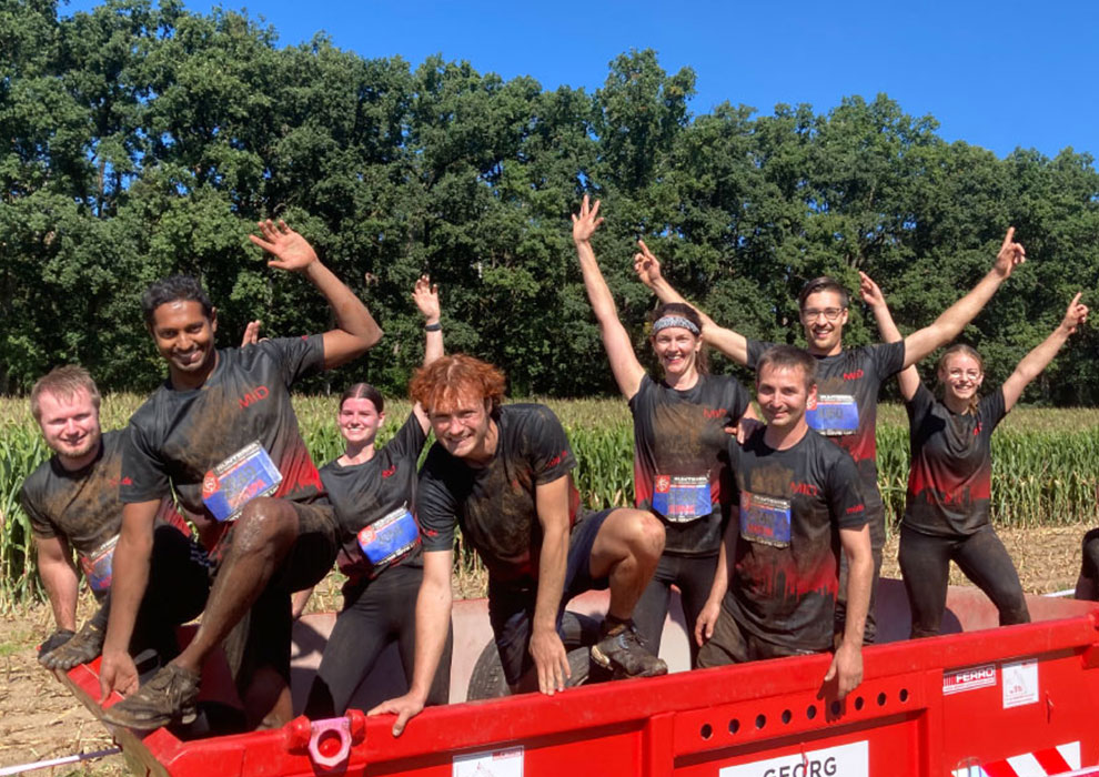 Durch den Matsch und über jede Hürde – beim Runterra meistern die MID Warriors alle Hindernisse gemeinsam.