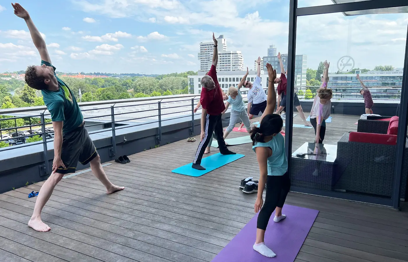 MID Blog | MIDeinander fit bleiben: Yoga auf der Dachterrasse