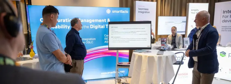 ReConf 2026 | Besucher im Gespräch am Messestand der MID GmbH mit Präsentation zu Software- und Integrationslösungen | MID GmbH